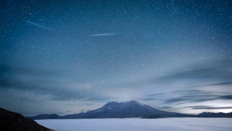Abgebildet ist ein Delta-Aquariiden-Meteorschauer, der gegen 2 Uhr morgens auf dem Mount St. Helens im US-Bundesstaat Washington auftrat.