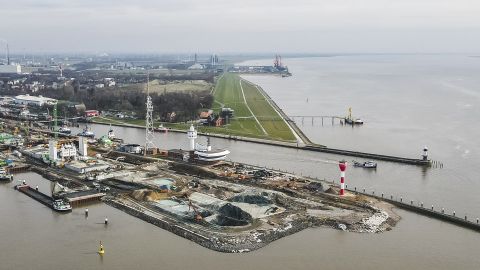 Trabajos de construcción en la isla barrera en Brunsbuettel, norte de Alemania, a principios de marzo.  Un puerto en el Mar del Norte podría ser el sitio de una nueva terminal de GNL.