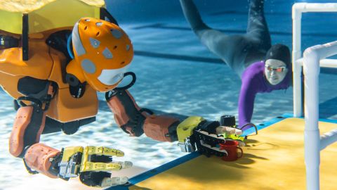 OceanOneK pasa una prueba de agarre de objetos en una piscina en la Universidad de Stanford.