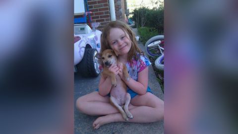Foto van een veel jongere Chloe met haar hond, Sandy, die ze heeft gered. 
