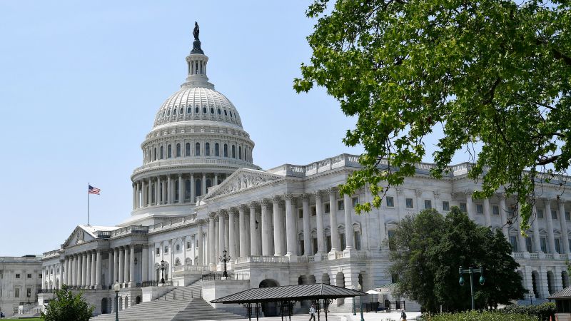 NextImg:US air travel system facing a double blow of disruptions at the end of the week | CNN Politics