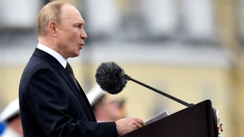 De Russische president Vladimir Poetin houdt op 31 juli 2022 een toespraak ter gelegenheid van Navy Day in St. Petersburg.