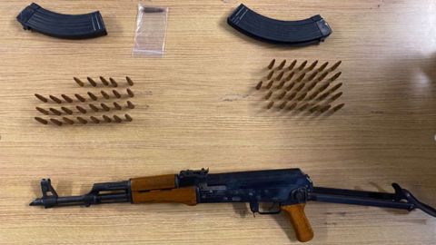 Wetshandhavers vonden een koffer met daarin een geladen AK-47-stijl geweer, een tweede magazijn en $ 1.100 op de achterbank van Mehdiyev's voertuig, volgens een aanklacht. 