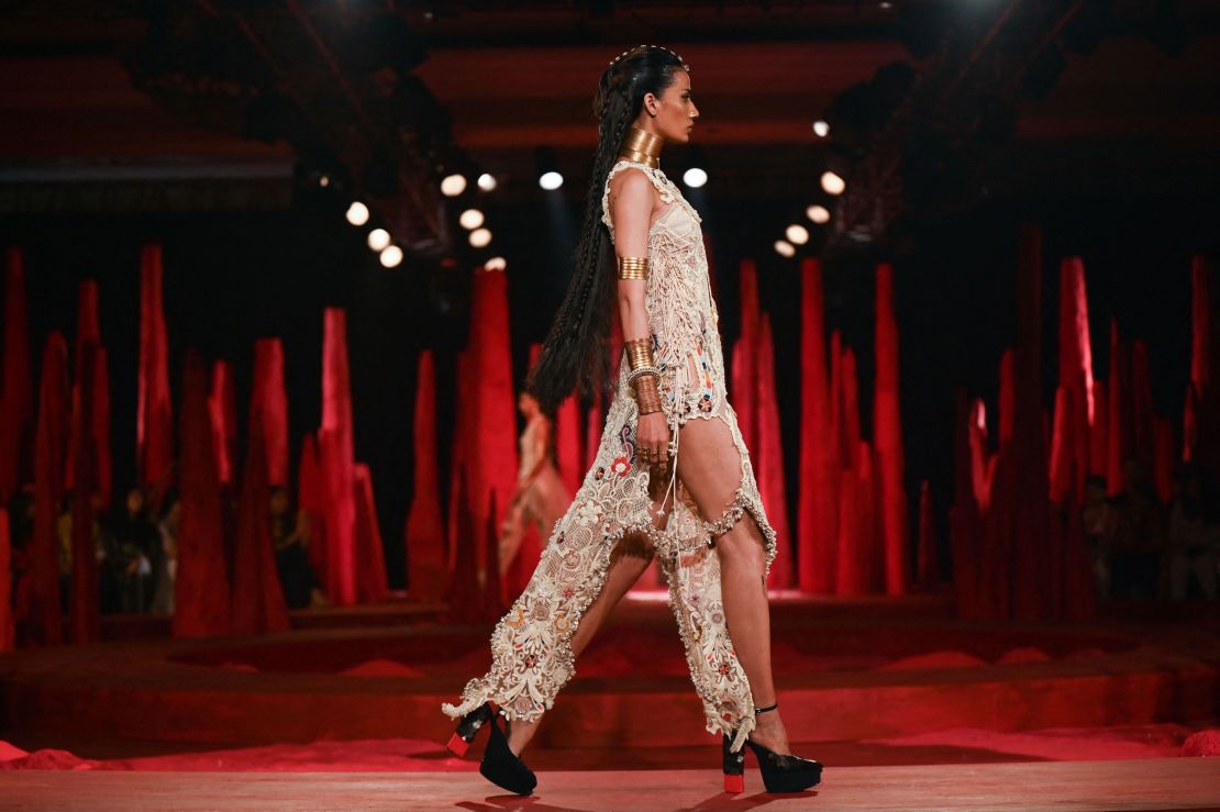 A model presents a creation by designer Anamika Khanna during the FDCI India Couture Week in New Delhi on July 31, 2022. 