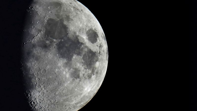 Părți ale lunii pot oferi temperaturi potrivite pentru oameni
