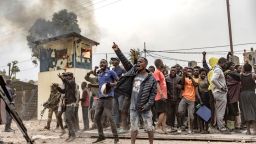 Конгоански демонстранти жест по време на протест срещу мироопазващата мисия на ООН MONUSCO в Гома на 26 юли 2022 г.