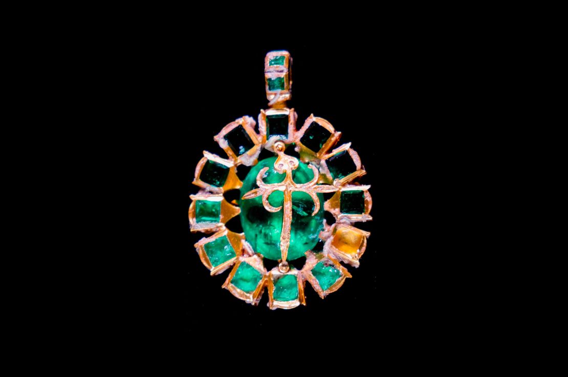 A gold and emerald pendant belonging to a knight from the Order of Santiago, featuring a central cross of St. James.
