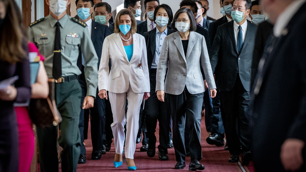US House Speaker Nancy Pelosi, center left, speaks with Taiwan's President Tsai Ing-wen, center right, after arriving at the president's office on August 03, 2022 in Taipei, Taiwan. 