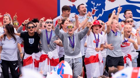 Los jugadores de Inglaterra celebran después de vencer a Alemania en Trafalgar Square, Londres. 