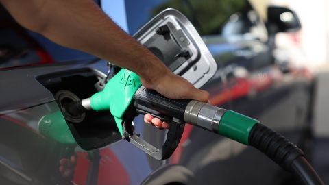 سائق يضخ الوقود في محطة وقود Esso Tesco في 24 يوليو 2022 في لندن ، إنجلترا.  لا تزال العديد من محطات الوقود في السوبر ماركت تفرض أسعارًا مرتفعة في الساحة الأمامية على الرغم من انخفاض أسعار الجملة خلال الأسابيع القليلة الماضية. 