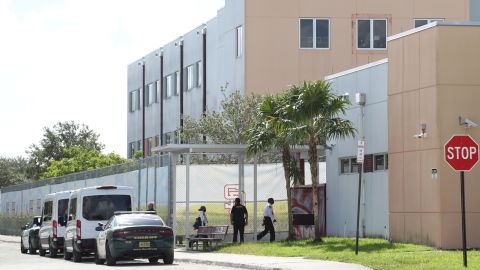 Court deputies outside vans that transported jurors to Marjory Stoneman Douglas High School in Parkland, Florida, on Thursday to view the 1200 building, where the 2018 shooting took place.