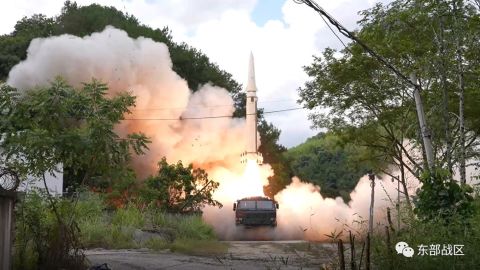 El Ejército Popular de Liberación de China (EPL) realiza pruebas de misiles en las aguas frente a la costa este de Taiwán, desde un lugar no revelado el 4 de agosto de 2022. 