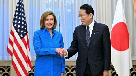 La presidenta de la Cámara de Representantes, Nancy Pelosi, le da la mano al primer ministro de Japón, Fumio Kishida, en Tokio el 5 de agosto de 2022.