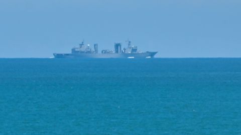 سفينة عسكرية صينية تبحر قبالة جزيرة بينجتان في مقاطعة فوجيان في 5 أغسطس 2022.  