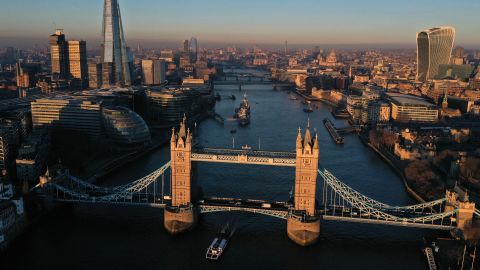 Vaade Tower Bridge'ile, mis ulatub üle Thamesi jõe Londonis. 