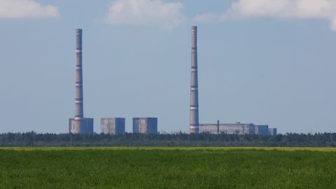 La planta de energía nuclear de Zaporizhzhia se ve en la distancia el jueves.
