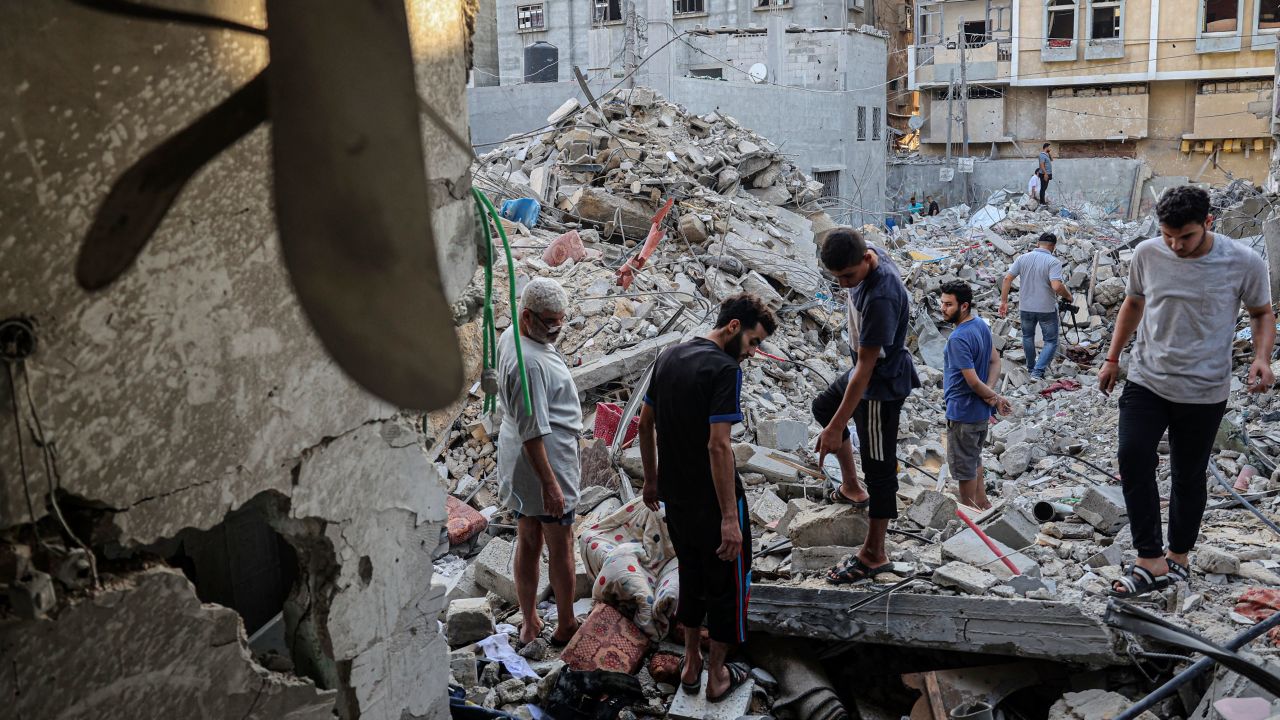 People search through the rubble following Israeli airstrikes in Rafah on Sunday.