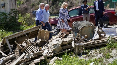 El presidente de EE. UU., Joe Biden, y la primera dama, Jill Biden, pasan junto a los escombros mientras observan los daños por inundaciones y los esfuerzos de respuesta en Lost Creek, Kentucky, EE. UU., 8 de agosto de 2022. REUTERS/Kevin Lamarque