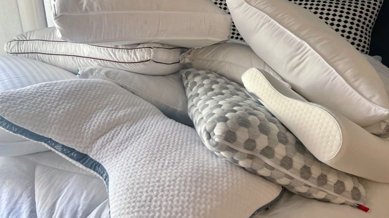 https://media.cnn.com/api/v1/images/stellar/prod/220808181058-best-pillows-for-side-sleepers-underscored-top-image.jpg?c=16x9&q=w_800,c_fill