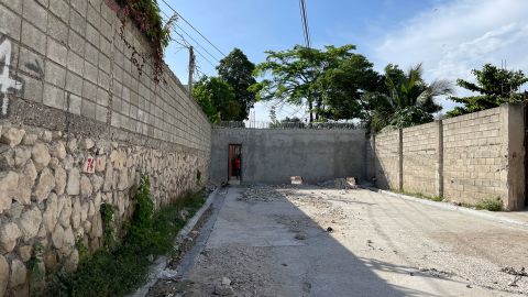 La gente de este vecindario construyó un muro en una calle pública el mes pasado para evitar que las pandillas secuestraran a los residentes a cambio de un rescate. 