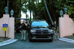 Secret Service agents stand at the gate of Mar-a-Lago after the FBI executed a search warrant at the Palm Beach, Florida, estate, August 8, 2022. 