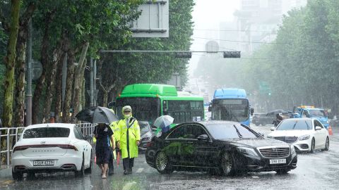 Von starkem Regen überflutete Fahrzeuge blockieren am 9. August eine Straße in Seoul, Südkorea.