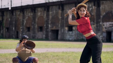  Abbi Jacobson and D'Arcy Carden in Amazon's new series version of 'A League of Their Own.'