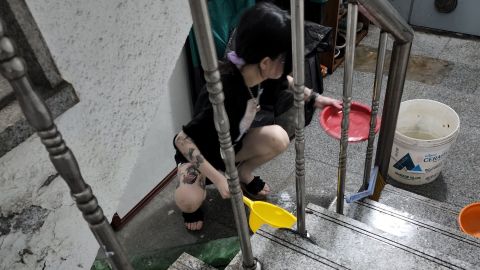 8월 10일 대한민국 서울의 침수된 지하 아파트에서 한 여성이 물을 퍼내고 있다.