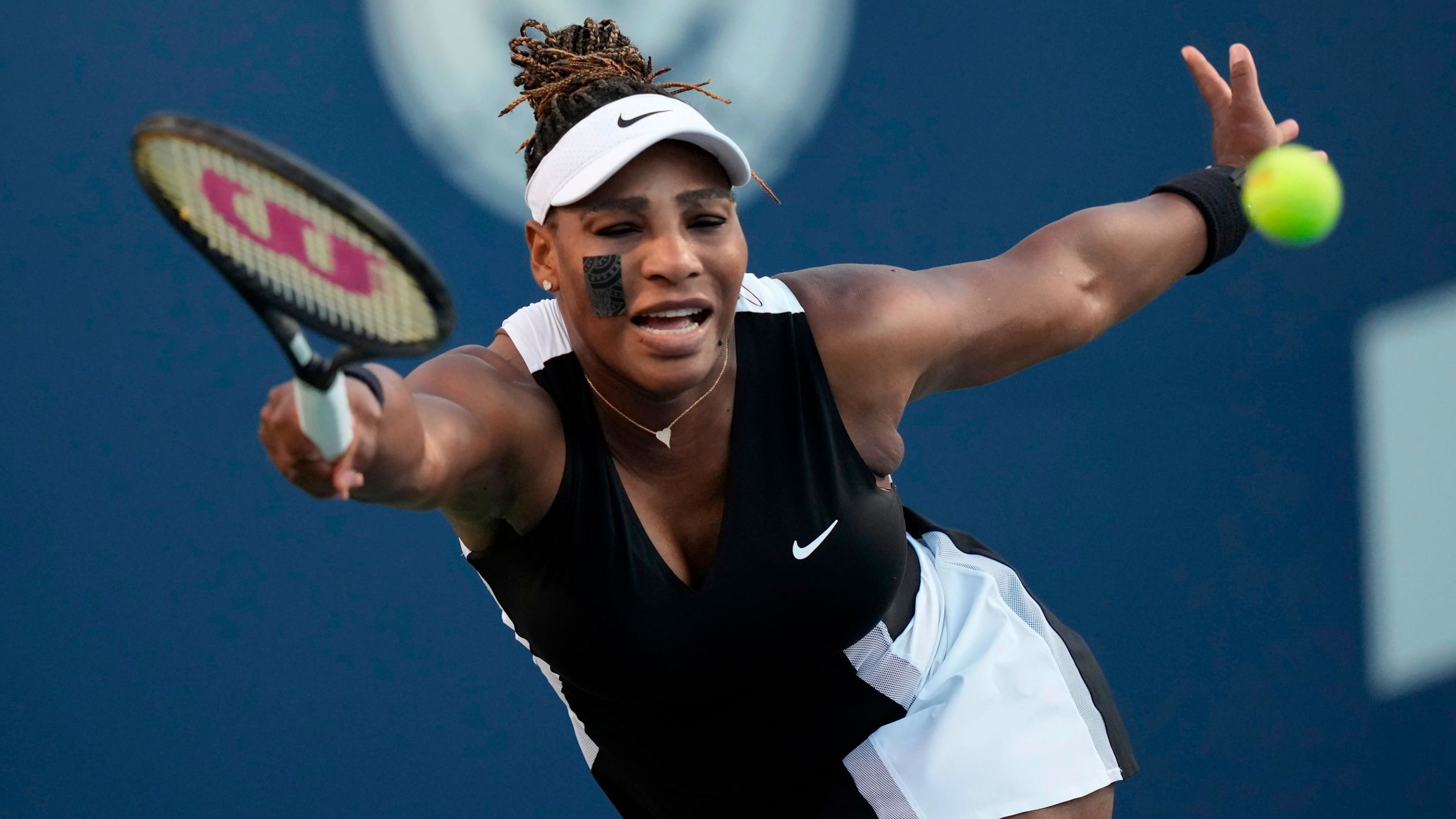 Williams won her first singles match in 430 days with victory in the first round at the Canadian Open.