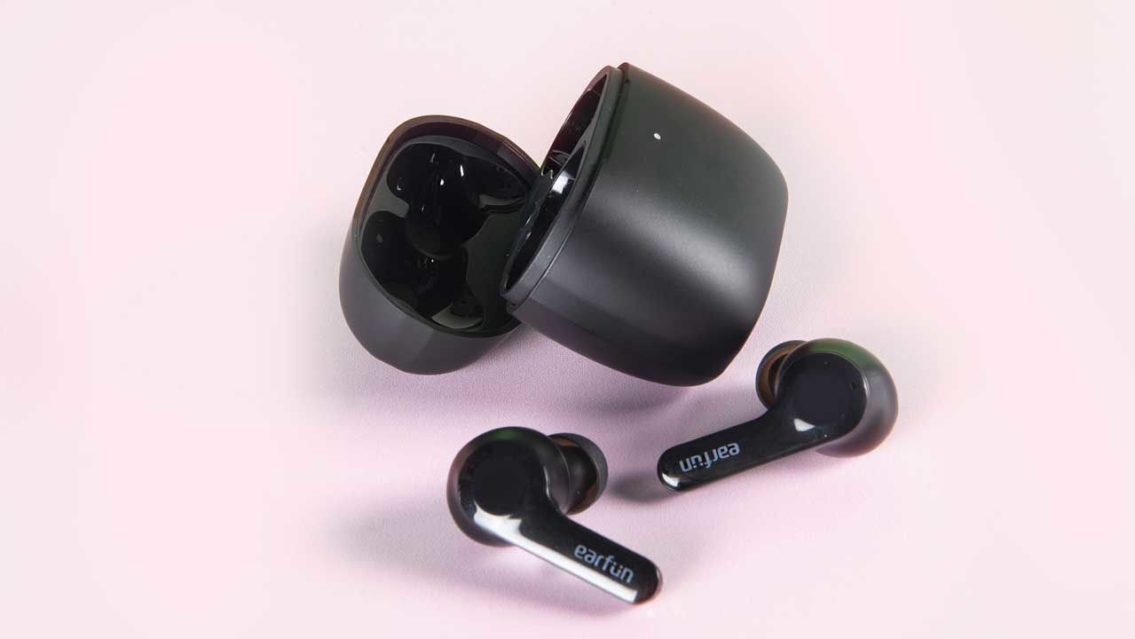 These New Soundcore Noise-Canceling Wireless Headphones Are Stunningly Good  Value For Money