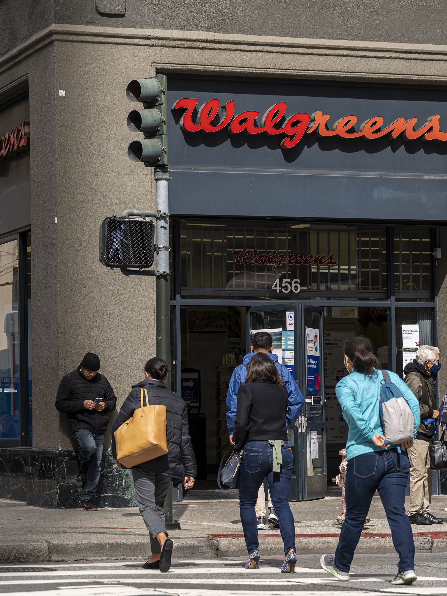 Walgreens is paying signing bonuses up to $75,000 to pharmacists | CNN  Business