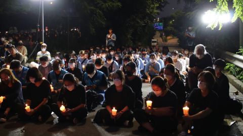 8월 8일 집이 침수되어 숨진 가족을 추모하기 위해 작은 군중이 8월 11일 서울에서 촛불집회를 연다.