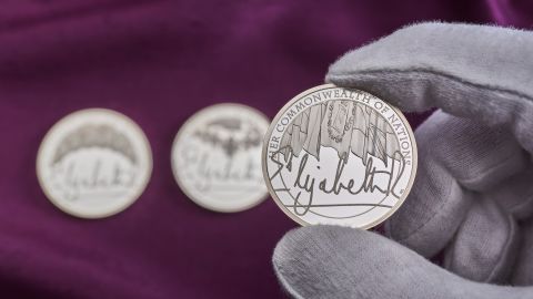 Parlons des titres royaux 4 Bien que la signature de la reine soit l'une des plus reconnaissables au monde, elle n'a jamais été frappée sur la monnaie britannique jusqu'à présent.