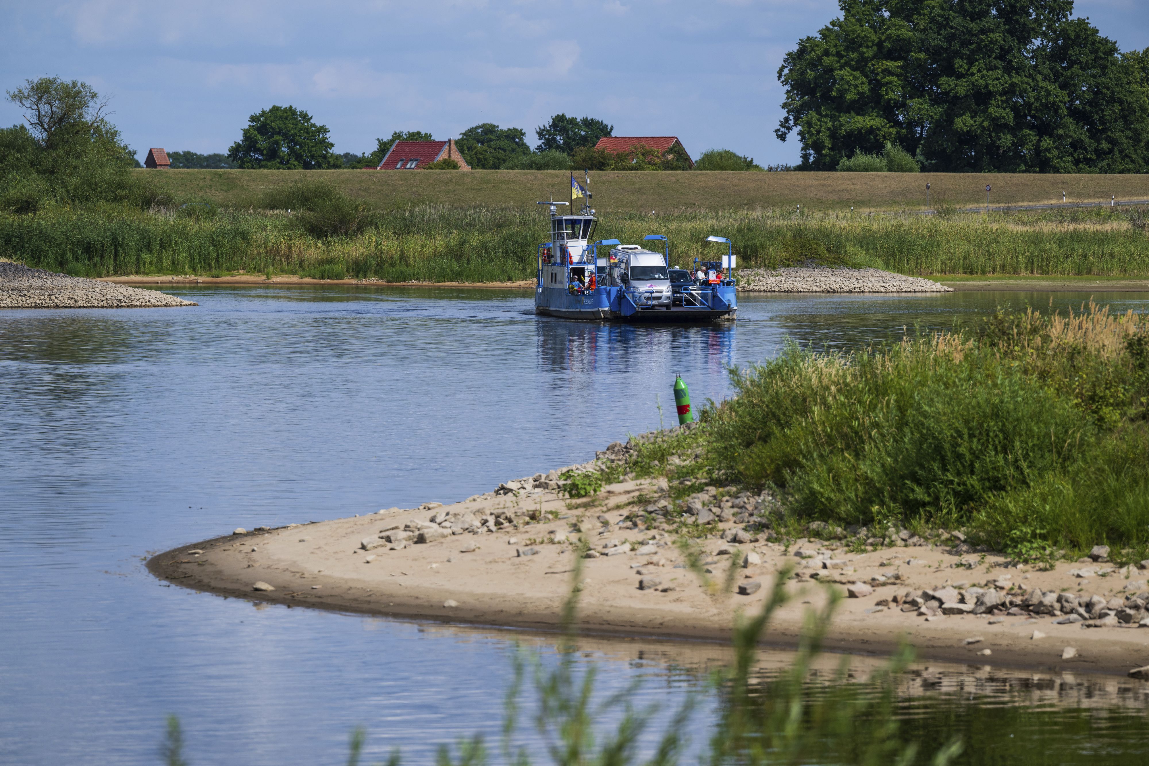 <strong>Slim pickings:</strong> Boats are having problems on the Elbe river, too.