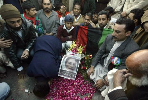 Mourners pay their respects to the slain former Pakistani Prime Minister Benazir Bhutto in Rawalpindi in Pakistan on December 30, 2007, following her assassination.