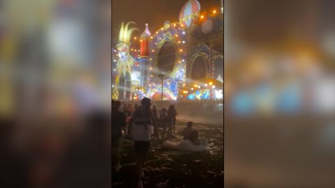 Un muerto, 17 heridos tras derrumbe de escenario en festival de música española | CNN 2 Parte del escenario se derrumbó en el Festival Medusa cerca de Valencia.