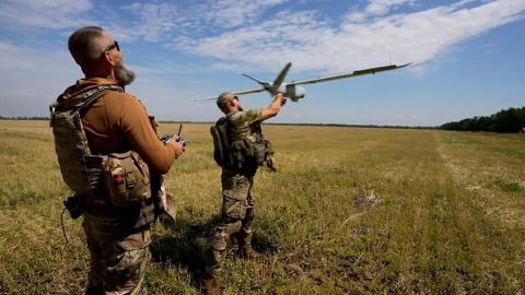 Ukrainian soldiers launch a drone on the southern front.