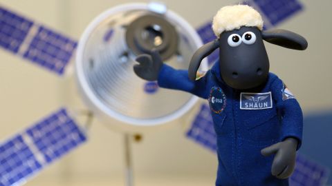 La oveja Shaun aparece frente a un modelo de la nave espacial Orion.