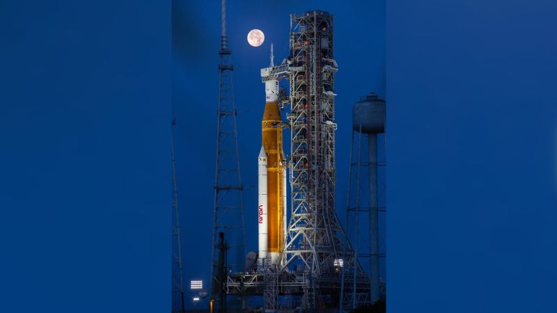 NASA의 Artemis I 거대한 달 로켓이 이륙 전에 발사대에 도착합니다.
