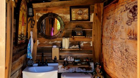 The bathroom that Armando Gonzalez allows his Swimply guests to use matches the aesthetic of his backyard pool, which also has a pirate-themed bar.