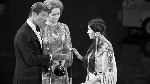 Littlefeather dijo que le prometió a Brando que ella misma no tocaría el premio.