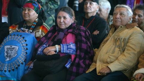 Littlefeather (sentado en el centro), fotografiado en 2019, nombró al evento en su honor como 