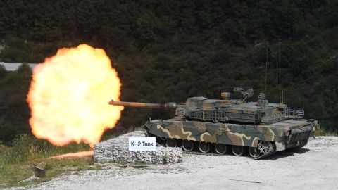대한민국 포천에서 열린 2018 대한민국 국방엑스포에서 실사격 시연 중 한국 K2 탱크가 사격하고 있다. 