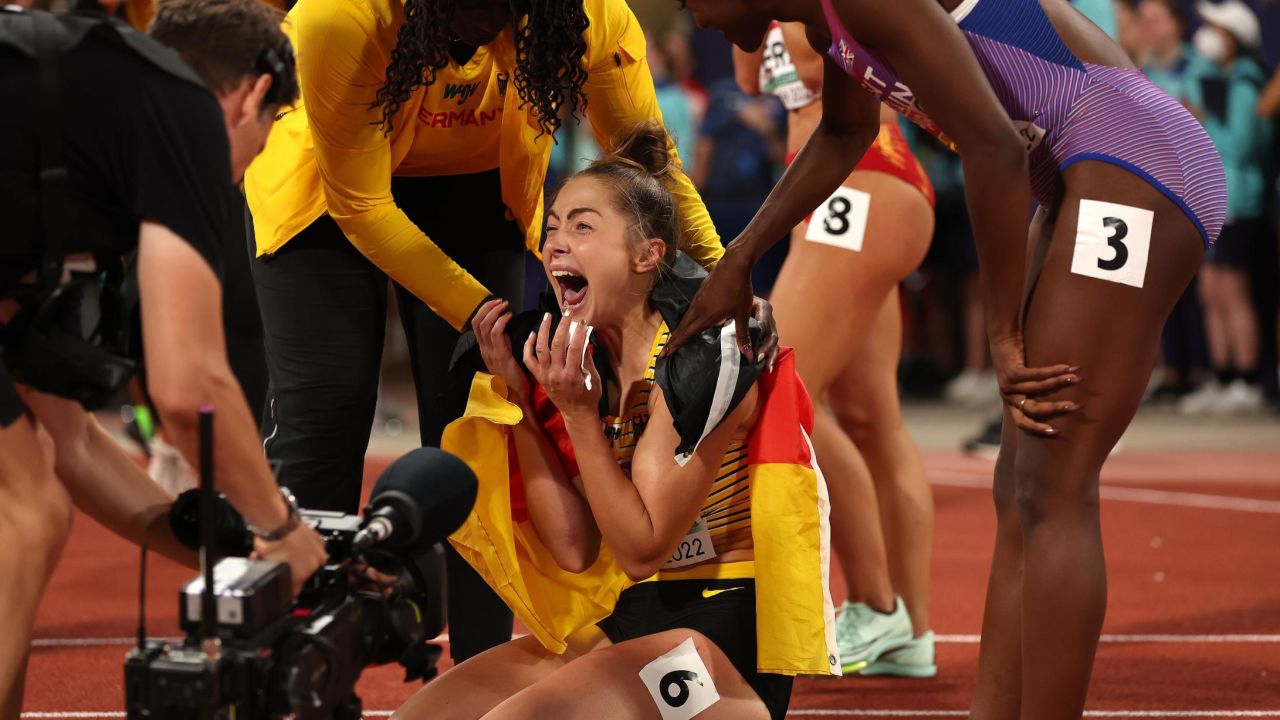 Lückenkemper celebrates after winning gold in the women's 100m final at the 2022 European Championships.