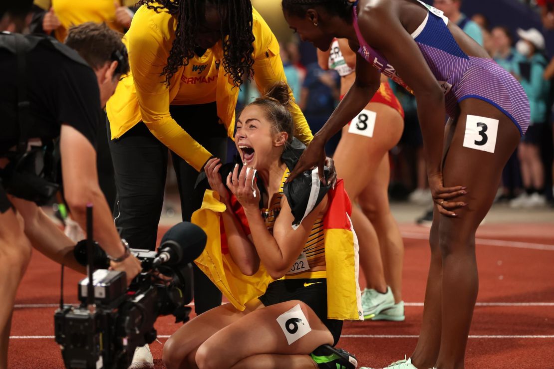 Lückenkemper celebrates after winning gold in the women's 100m final at the 2022 European Championships.