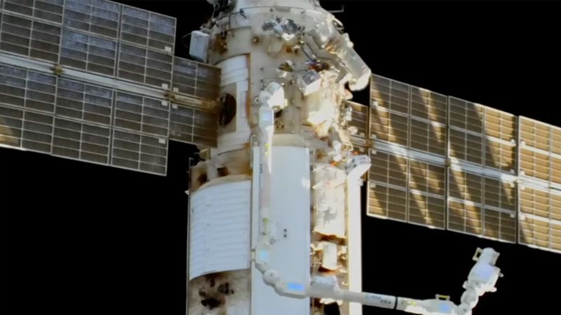 Выход в открытый космос сократили из-за проблемы со скафандром российского космонавта Выход в открытый космос сократили из-за проблемы со скафандром российского космонавта