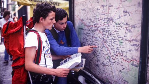 Touristes consultant un plan du métro de Paris, en août 1981, France. (Photo by Jean-Marc CHARLES/Gamma-Rapho via Getty Images)