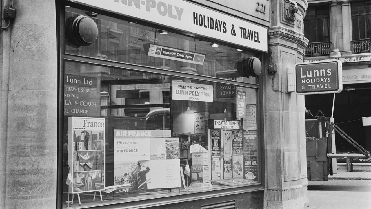 <strong>A main street staple: </strong>Lunn Poly was once the UK's biggest travel agency, before it was taken over in the mid-'00s. Here's a branch on Regent Street -- a prime London shopping district -- in 1967. 