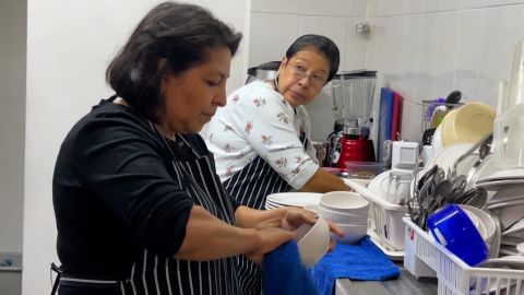 Sandra Ortiz, de 55 años, y sus hermanos no pueden mantener su restaurante familiar debido al aumento del costo de vida.