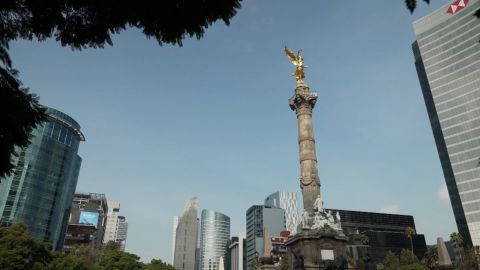 El Departamento de Estado informa que 1.6 millones de ciudadanos estadounidenses viven en México.  Más de 5.3 millones de turistas estadounidenses volaron a México entre enero y mayo de 2022. 